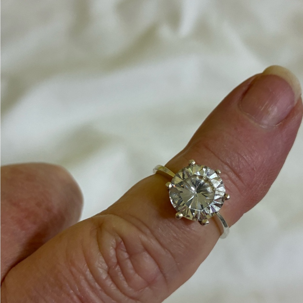 Elegant Silver Ring with Clear Gemstone
